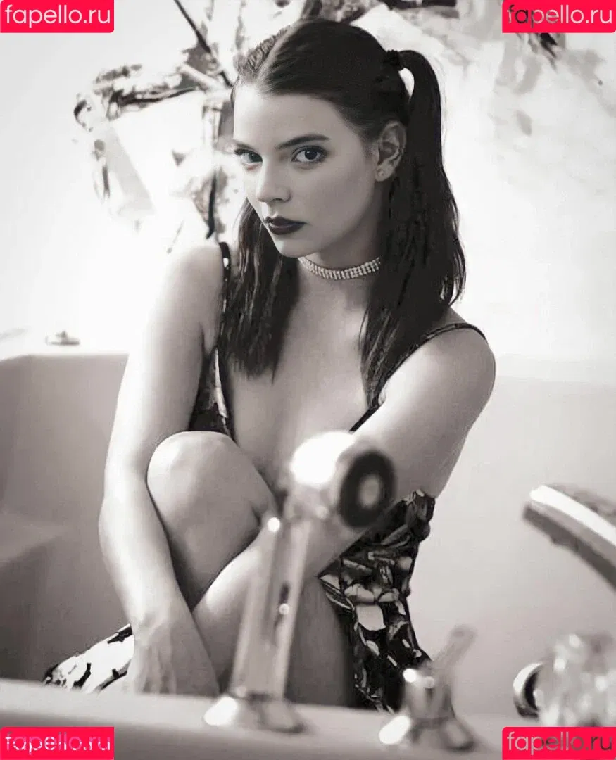 Anya Taylor-Joy / anyataylorjoy / owlicats Onlyfans Photo Gallery 