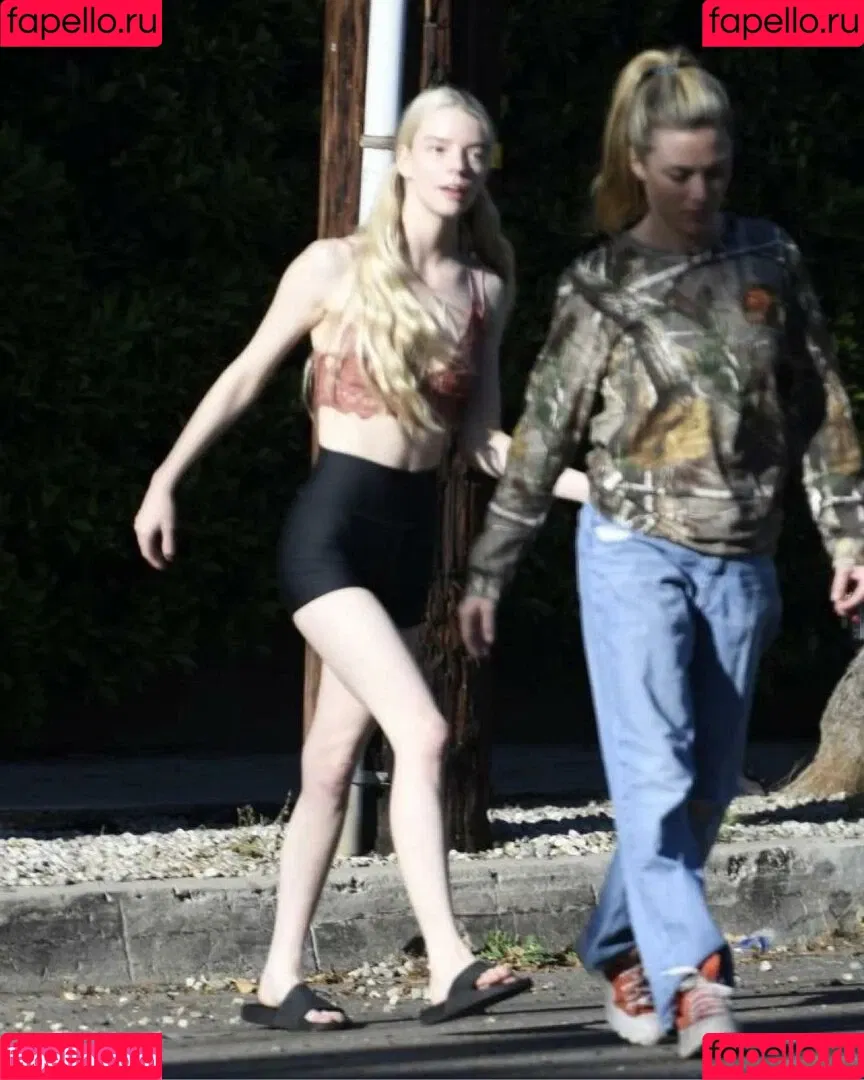 Anya Taylor-Joy / anyataylorjoy / owlicats Onlyfans Photo Gallery 