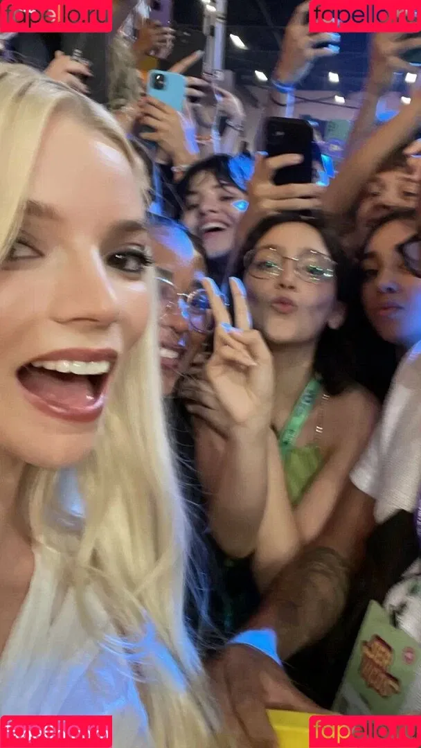 Anya Taylor-Joy / anyataylorjoy / owlicats Onlyfans Photo Gallery 