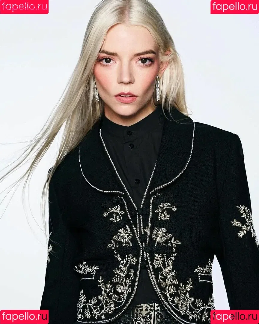 Anya Taylor-Joy / anyataylorjoy / owlicats Onlyfans Photo Gallery 