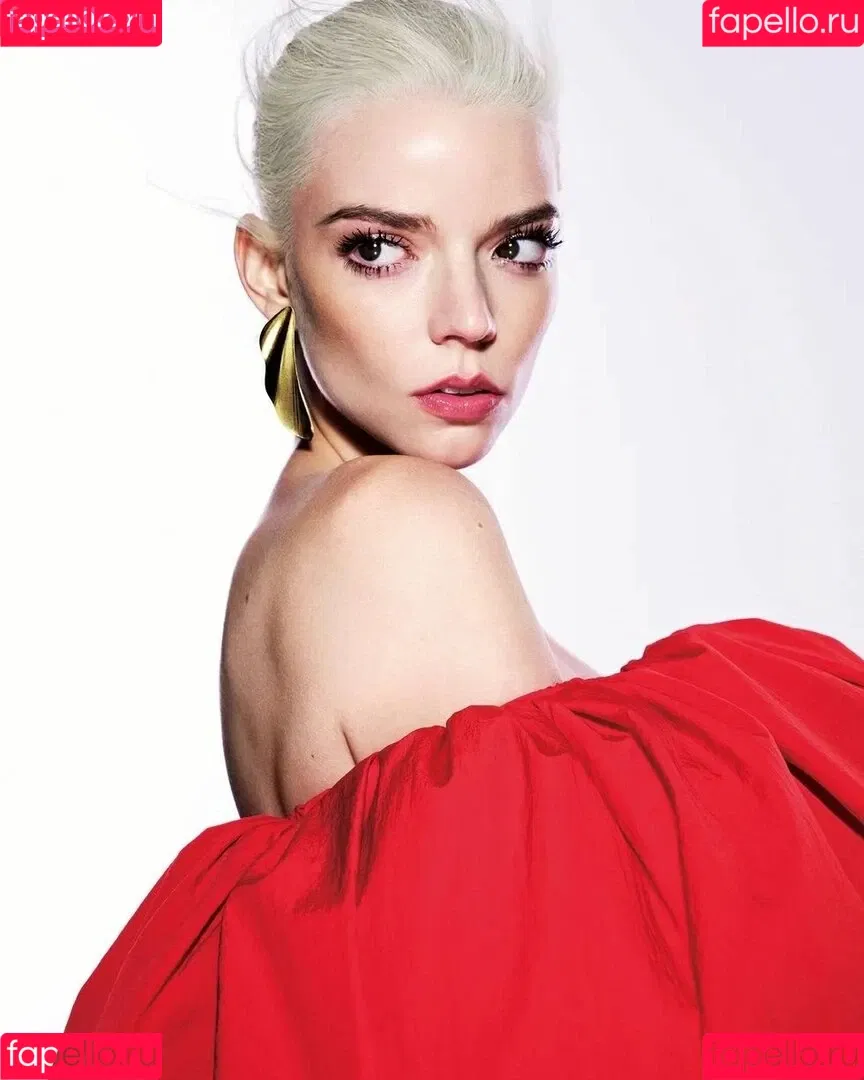 Anya Taylor-Joy / anyataylorjoy / owlicats Onlyfans Photo Gallery 