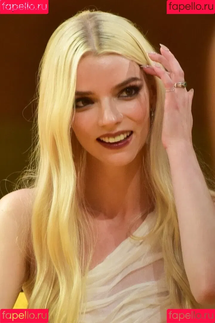 Anya Taylor-Joy / anyataylorjoy / owlicats Onlyfans Photo Gallery 