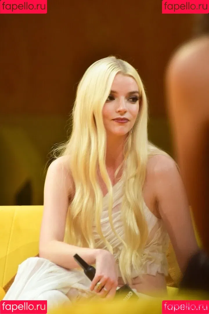Anya Taylor-Joy / anyataylorjoy / owlicats Onlyfans Photo Gallery 