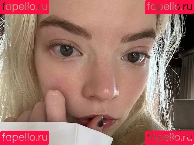 Anya Taylor-Joy / anyataylorjoy / owlicats Onlyfans Photo Gallery 