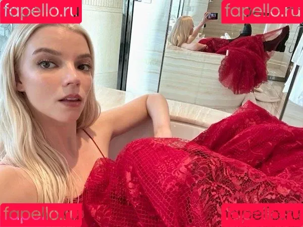 Anya Taylor-Joy / anyataylorjoy / owlicats Onlyfans Photo Gallery 