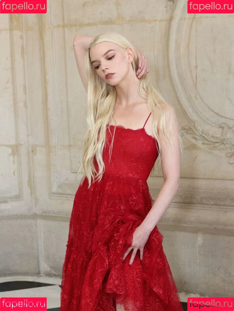 Anya Taylor-Joy / anyataylorjoy / owlicats Onlyfans Photo Gallery 