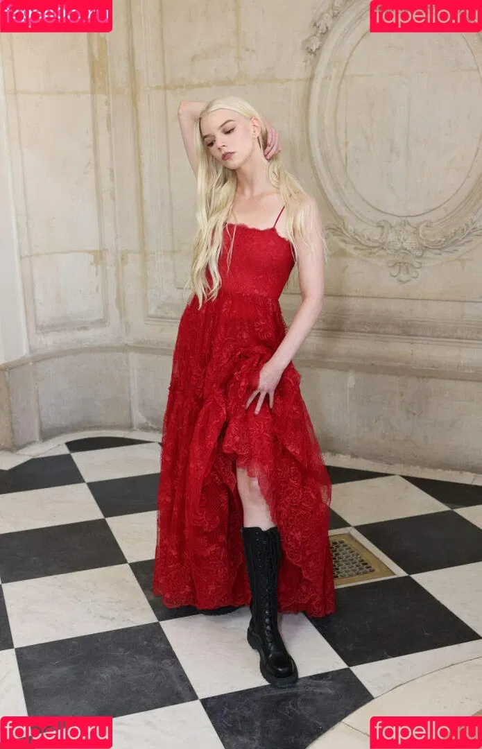 Anya Taylor-Joy / anyataylorjoy / owlicats Onlyfans Photo Gallery 