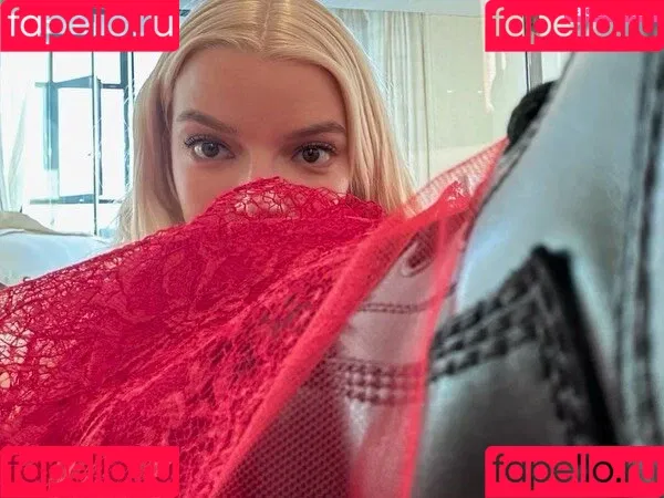 Anya Taylor-Joy / anyataylorjoy / owlicats Onlyfans Photo Gallery 