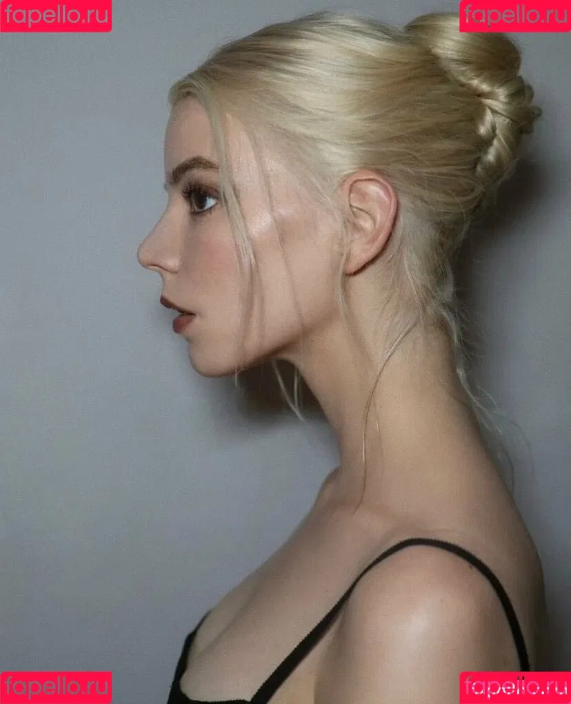 Anya Taylor-Joy / anyataylorjoy / owlicats Onlyfans Photo Gallery 