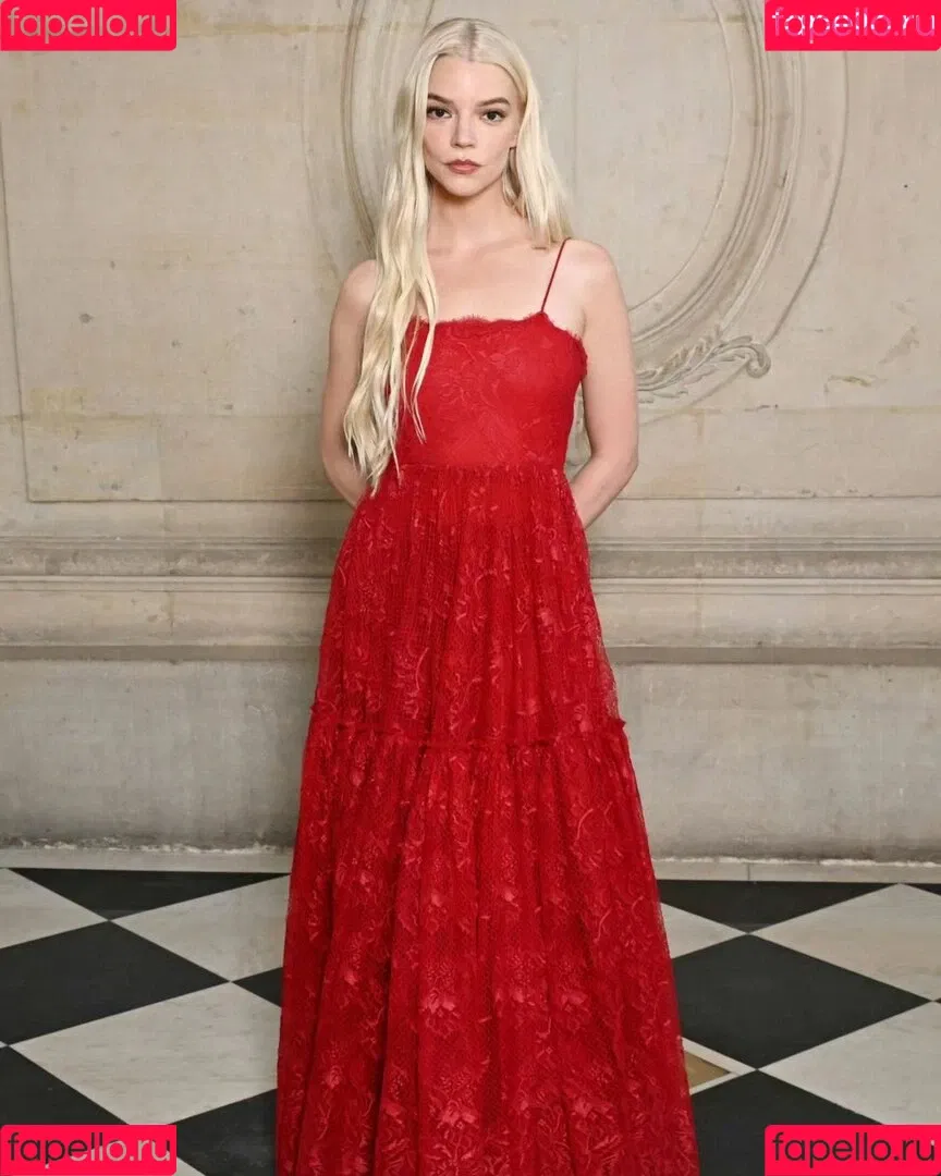 Anya Taylor-Joy / anyataylorjoy / owlicats Onlyfans Photo Gallery 