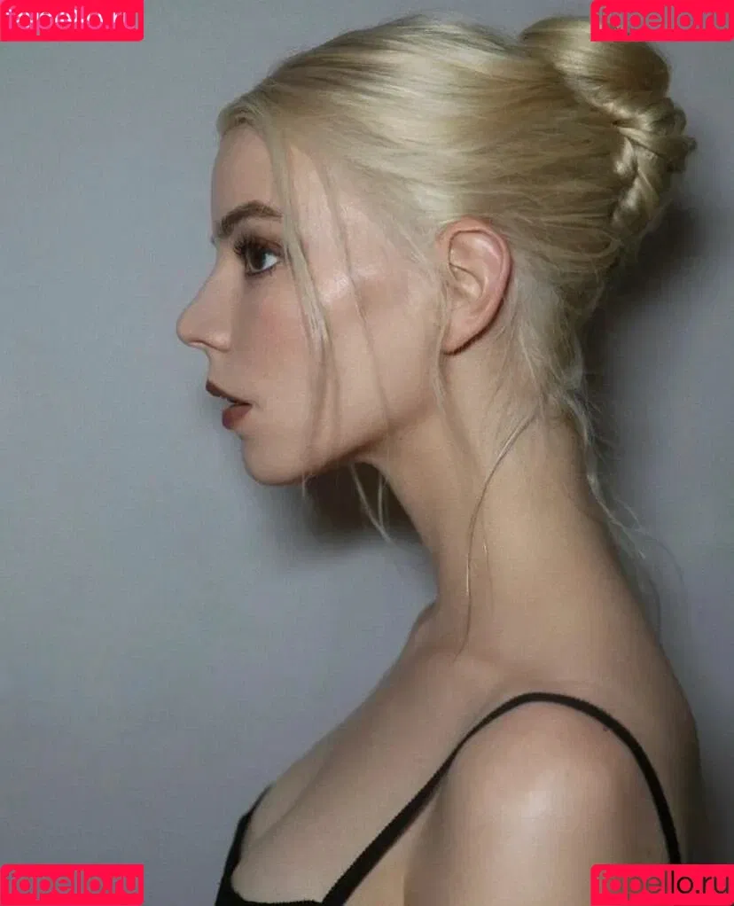 Anya Taylor-Joy / anyataylorjoy / owlicats Onlyfans Photo Gallery 