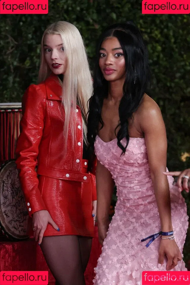 Anya Taylor-Joy / anyataylorjoy / owlicats Onlyfans Photo Gallery 