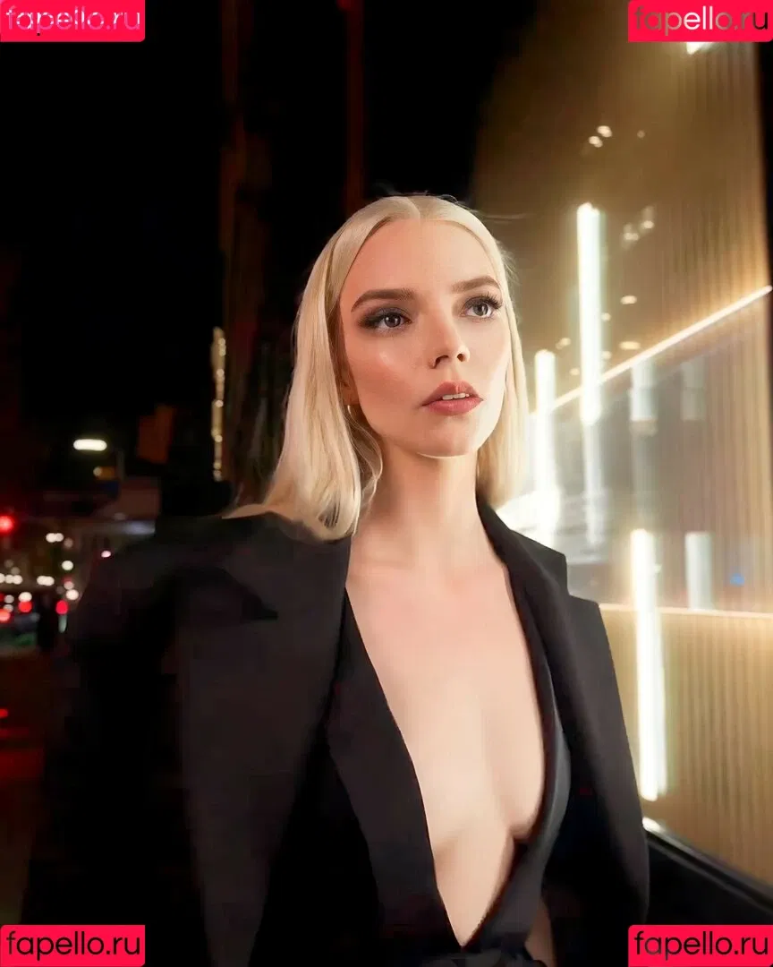 Anya Taylor-Joy / anyataylorjoy / owlicats Onlyfans Photo Gallery 