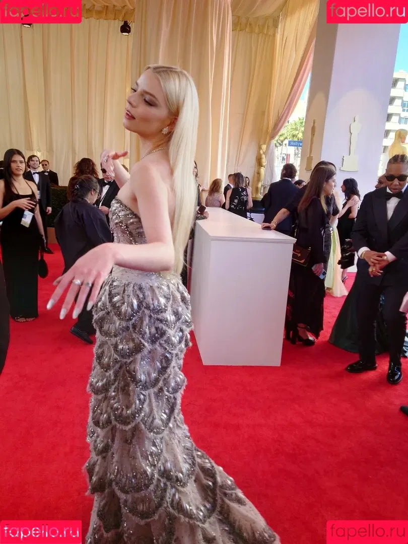Anya Taylor-Joy / anyataylorjoy / owlicats Onlyfans Photo Gallery 