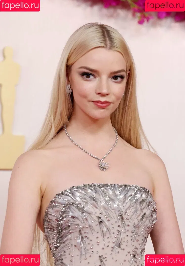Anya Taylor-Joy / anyataylorjoy / owlicats Onlyfans Photo Gallery 