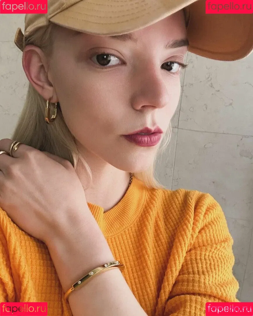 Anya Taylor-Joy / anyataylorjoy / owlicats Onlyfans Photo Gallery 