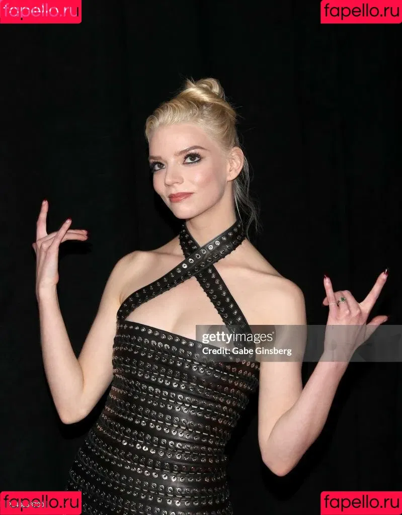 Anya Taylor-Joy / anyataylorjoy / owlicats Onlyfans Photo Gallery 