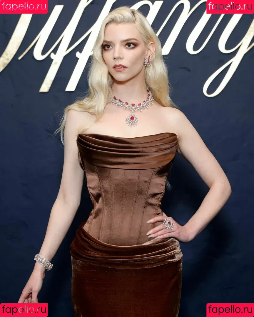 Anya Taylor-Joy / anyataylorjoy / owlicats Onlyfans Photo Gallery 
