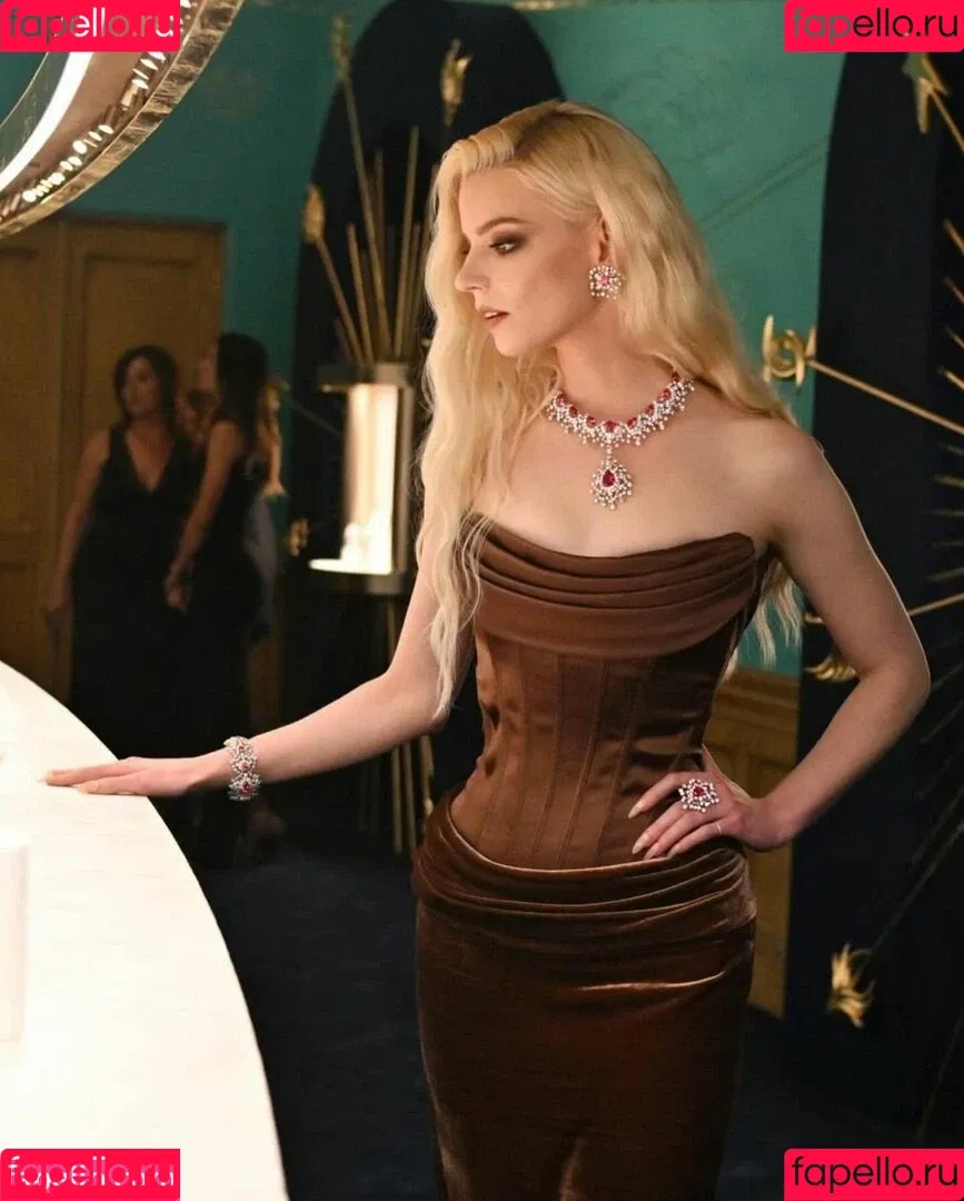 Anya Taylor-Joy / anyataylorjoy / owlicats Onlyfans Photo Gallery 