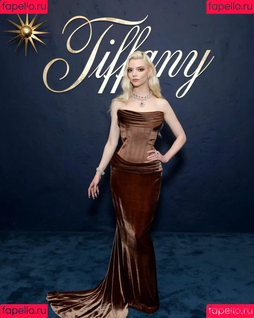 Anya Taylor-Joy / anyataylorjoy / owlicats Onlyfans Photo Gallery 