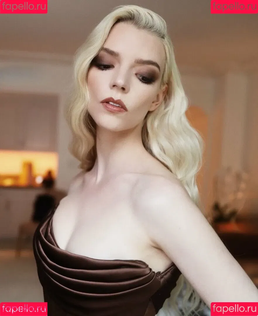 Anya Taylor-Joy / anyataylorjoy / owlicats Onlyfans Photo Gallery 