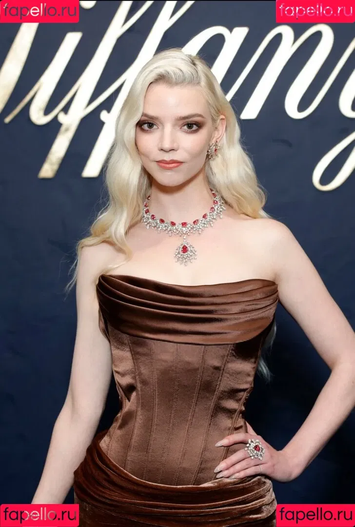 Anya Taylor-Joy / anyataylorjoy / owlicats Onlyfans Photo Gallery 