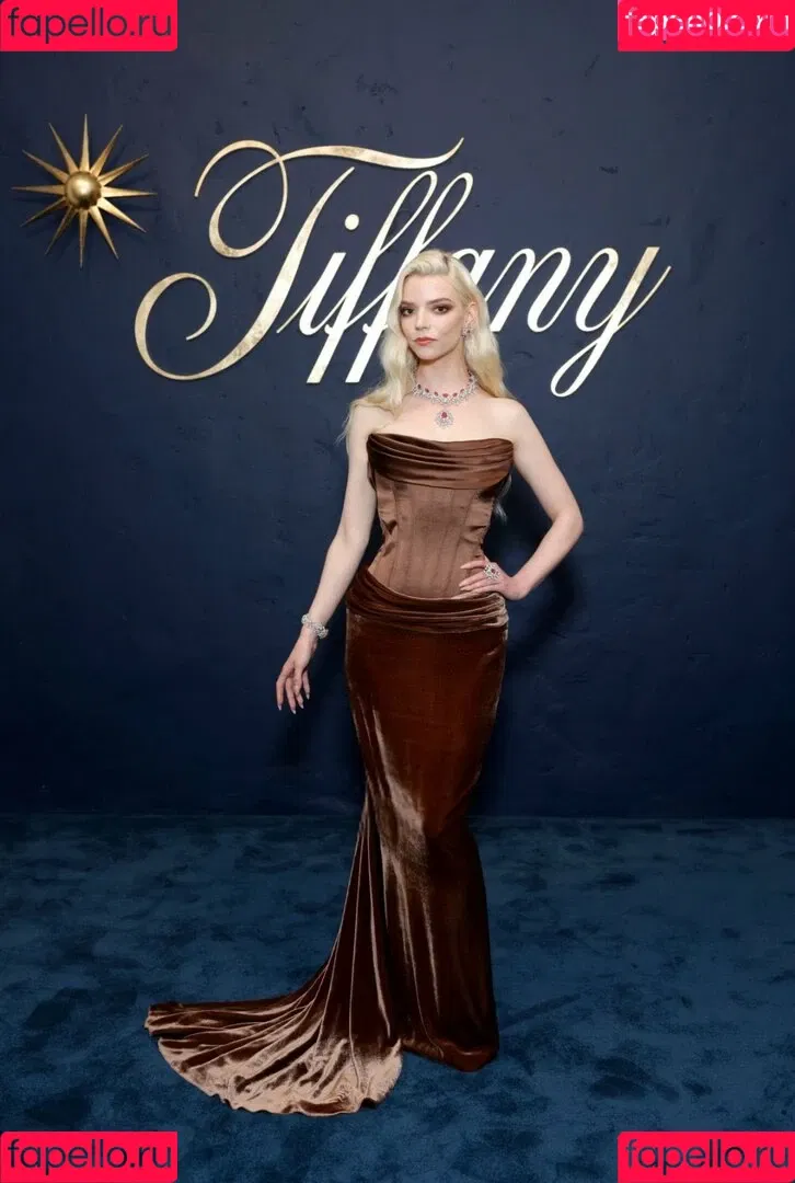 Anya Taylor-Joy / anyataylorjoy / owlicats Onlyfans Photo Gallery 