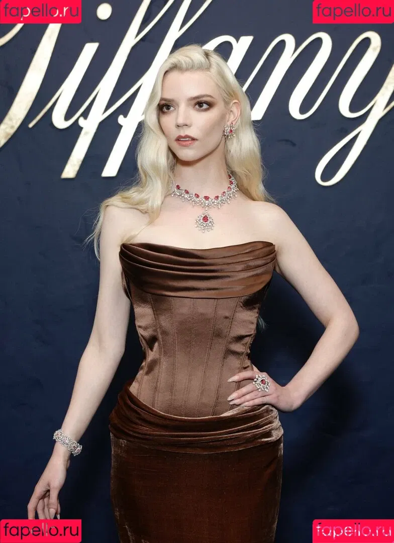 Anya Taylor-Joy / anyataylorjoy / owlicats Onlyfans Photo Gallery 
