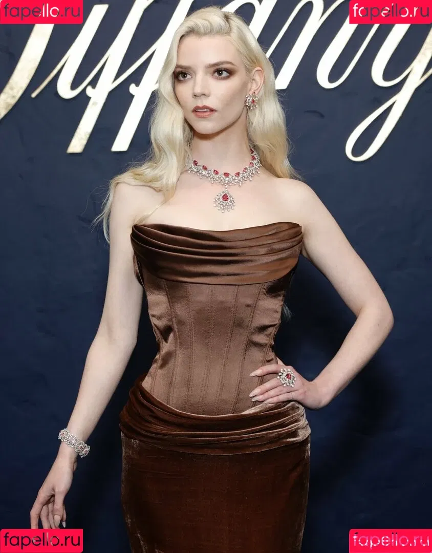 Anya Taylor-Joy / anyataylorjoy / owlicats Onlyfans Photo Gallery 