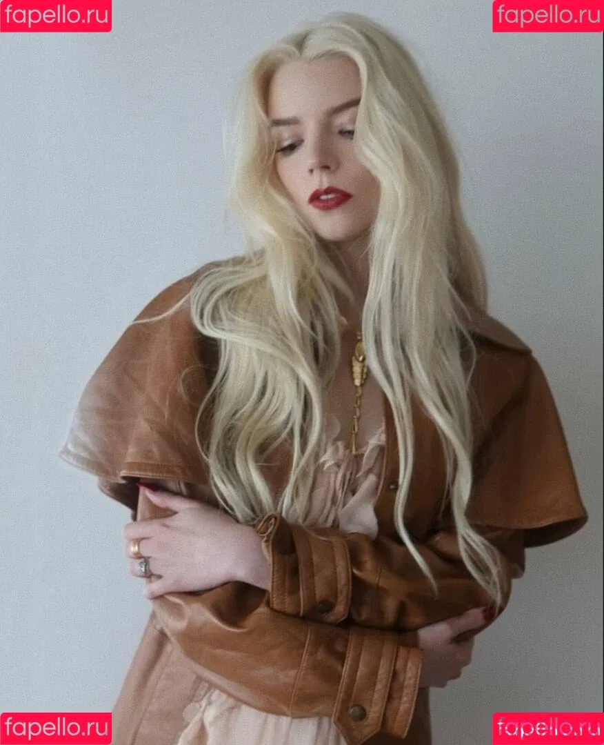 Anya Taylor-Joy / anyataylorjoy / owlicats Onlyfans Photo Gallery 