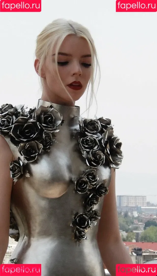 Anya Taylor-Joy / anyataylorjoy / owlicats Onlyfans Photo Gallery 
