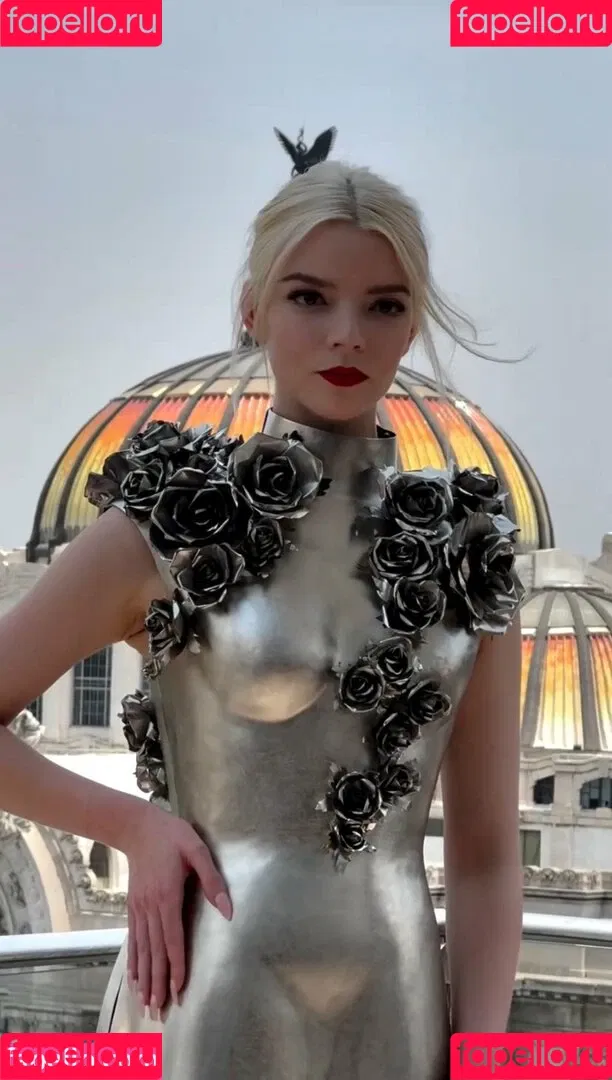 Anya Taylor-Joy / anyataylorjoy / owlicats Onlyfans Photo Gallery 