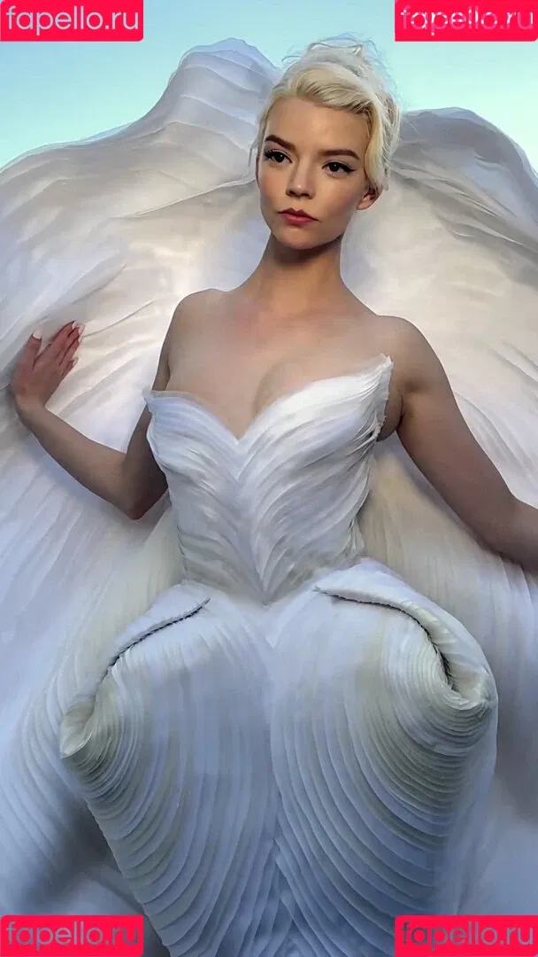 Anya Taylor-Joy / anyataylorjoy / owlicats Onlyfans Photo Gallery 