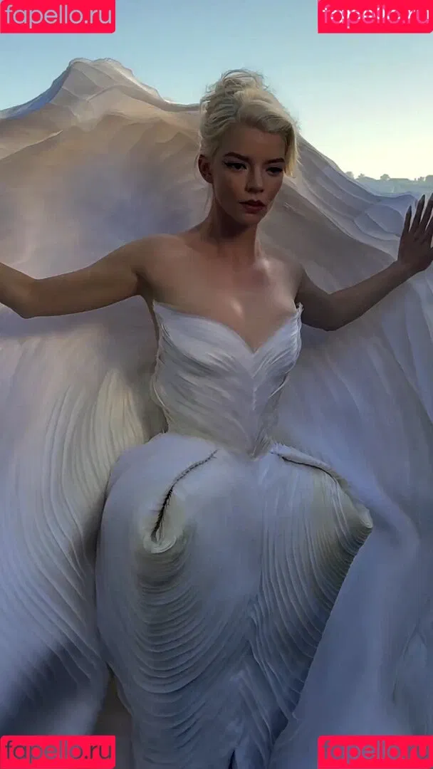 Anya Taylor-Joy / anyataylorjoy / owlicats Onlyfans Photo Gallery 