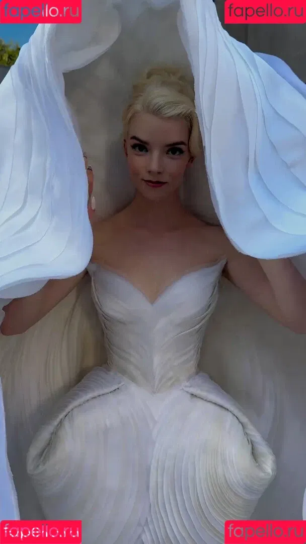 Anya Taylor-Joy / anyataylorjoy / owlicats Onlyfans Photo Gallery 