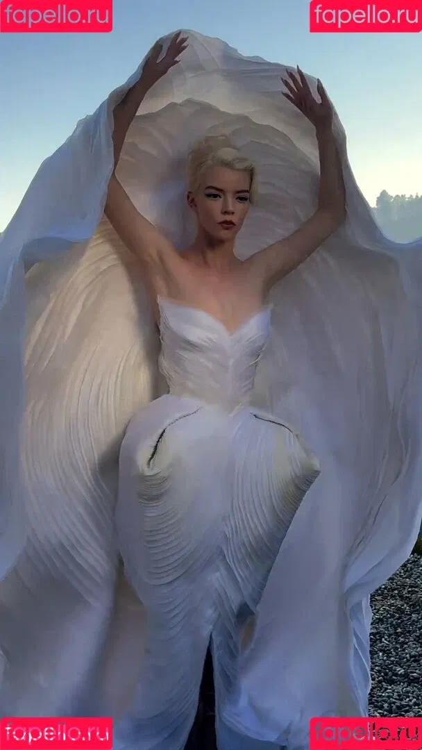 Anya Taylor-Joy / anyataylorjoy / owlicats Onlyfans Photo Gallery 