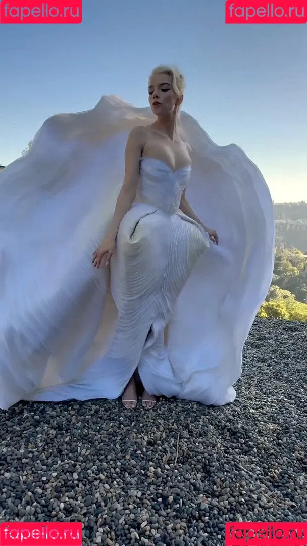 Anya Taylor-Joy / anyataylorjoy / owlicats Onlyfans Photo Gallery 