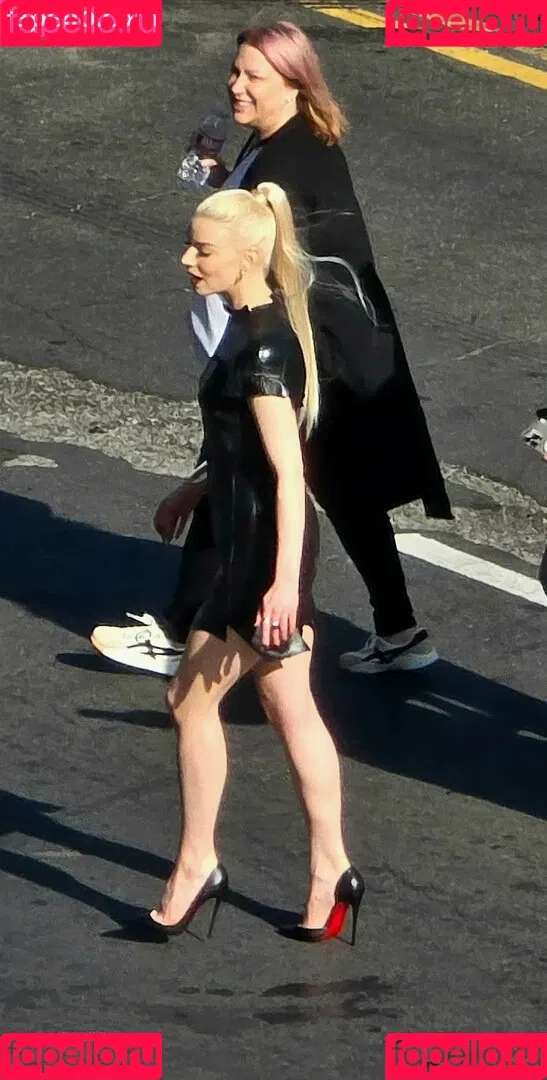 Anya Taylor-Joy / anyataylorjoy / owlicats Onlyfans Photo Gallery 