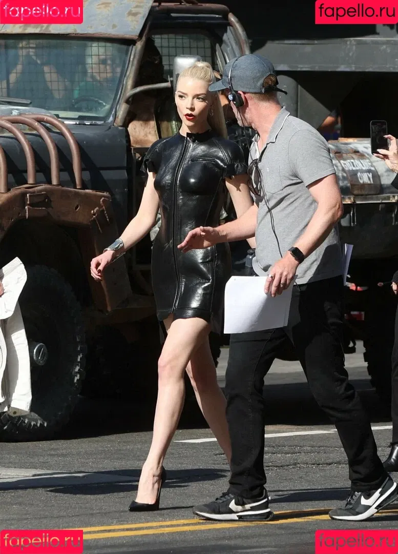 Anya Taylor-Joy / anyataylorjoy / owlicats Onlyfans Photo Gallery 