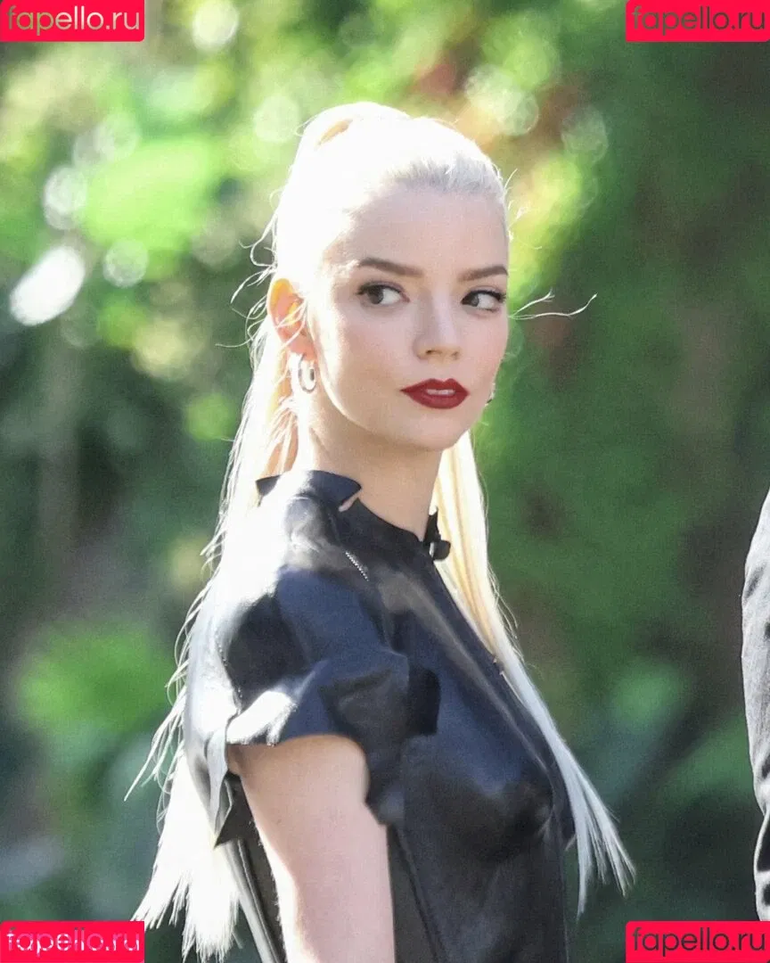 Anya Taylor-Joy / anyataylorjoy / owlicats Onlyfans Photo Gallery 