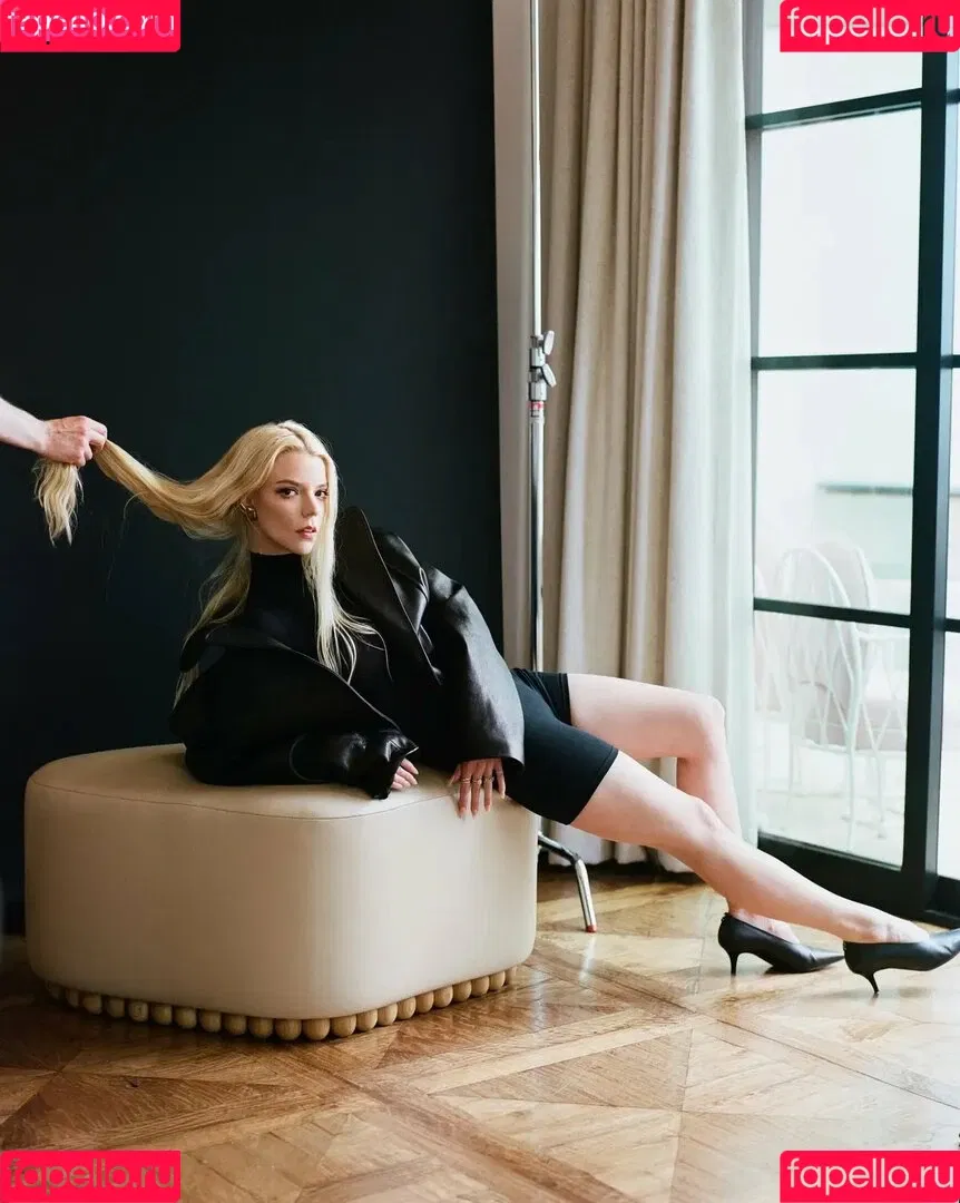 Anya Taylor-Joy / anyataylorjoy / owlicats Onlyfans Photo Gallery 