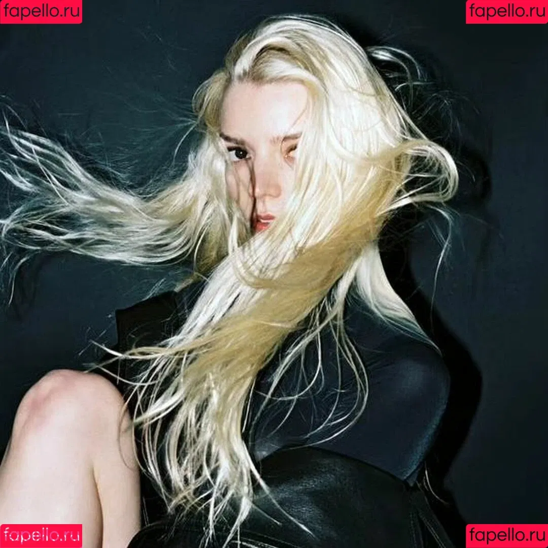 Anya Taylor-Joy / anyataylorjoy / owlicats Onlyfans Photo Gallery 