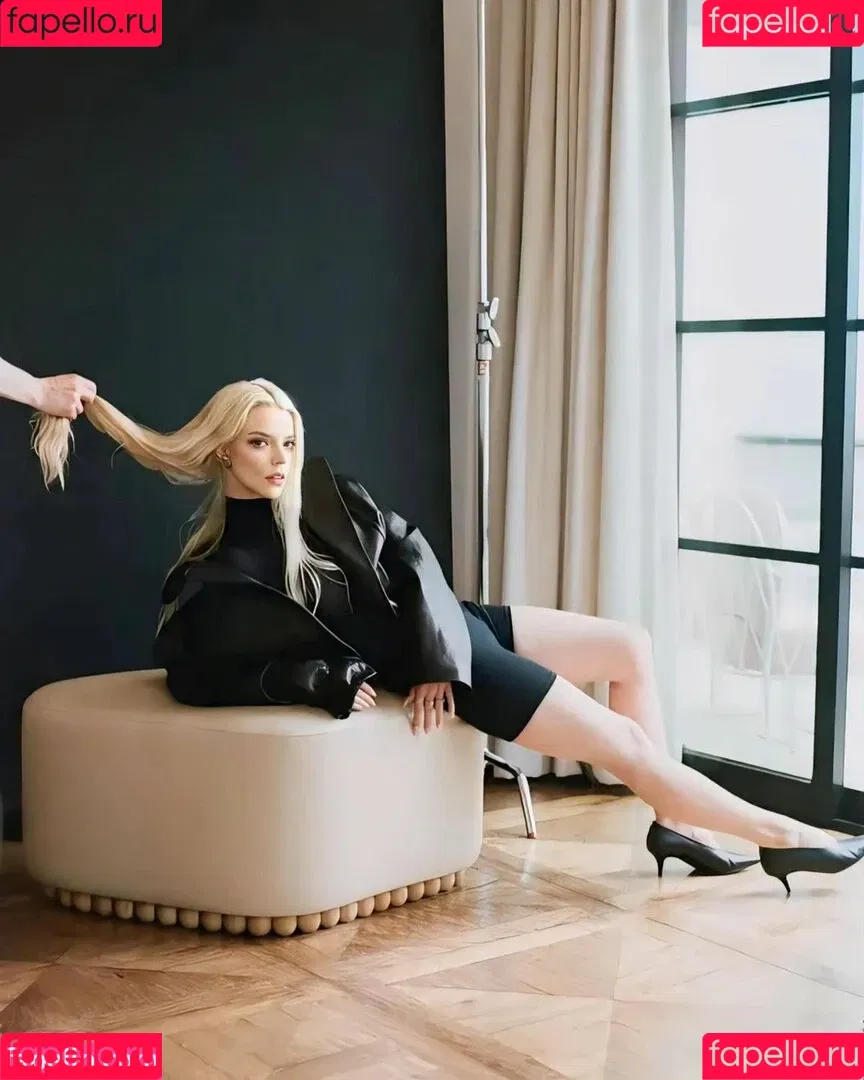Anya Taylor-Joy / anyataylorjoy / owlicats Onlyfans Photo Gallery 
