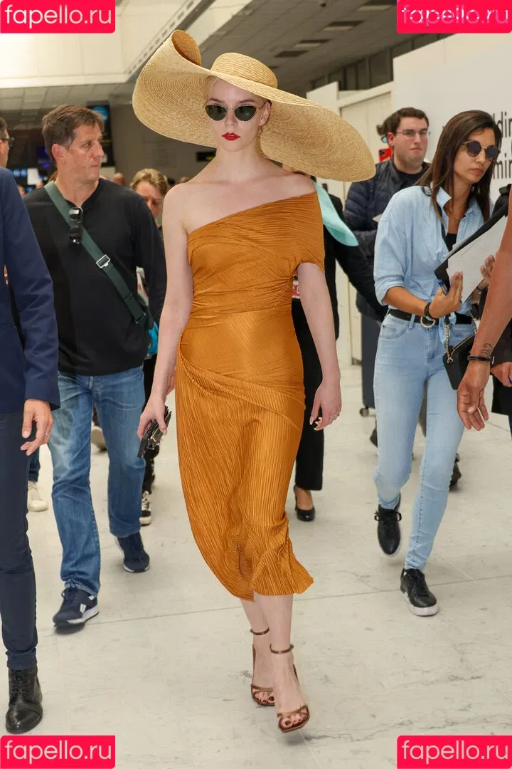 Anya Taylor-Joy / anyataylorjoy / owlicats Onlyfans Photo Gallery 