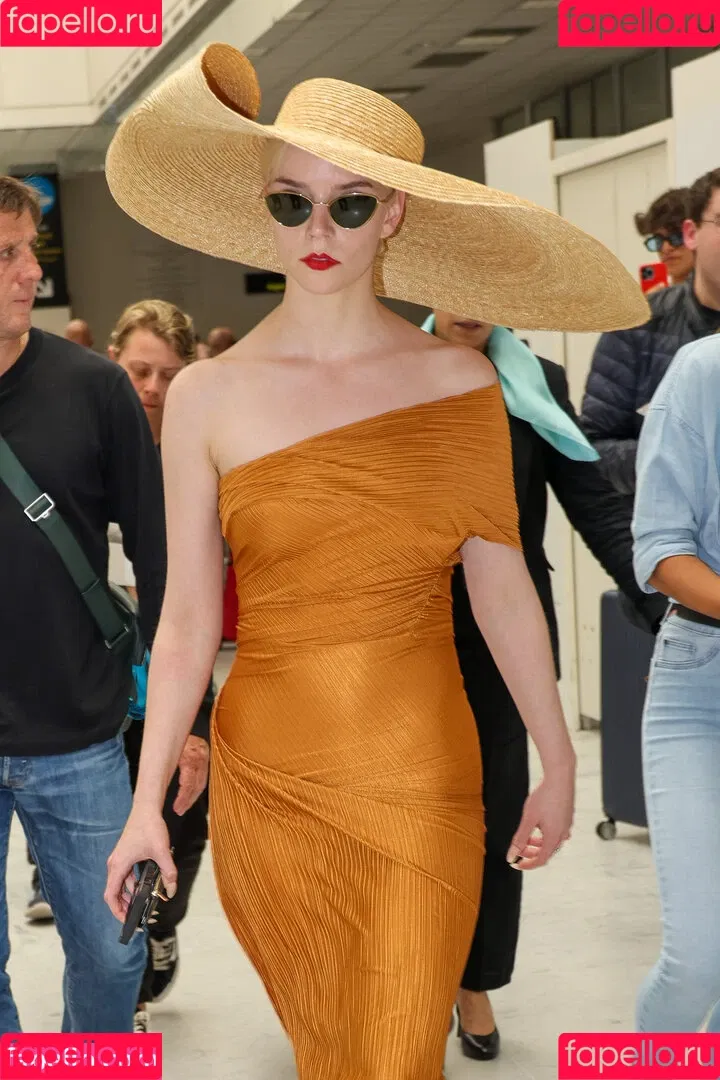 Anya Taylor-Joy / anyataylorjoy / owlicats Onlyfans Photo Gallery 