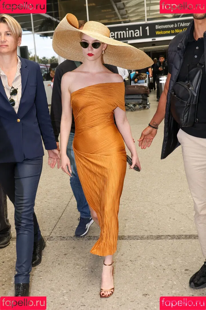 Anya Taylor-Joy / anyataylorjoy / owlicats Onlyfans Photo Gallery 