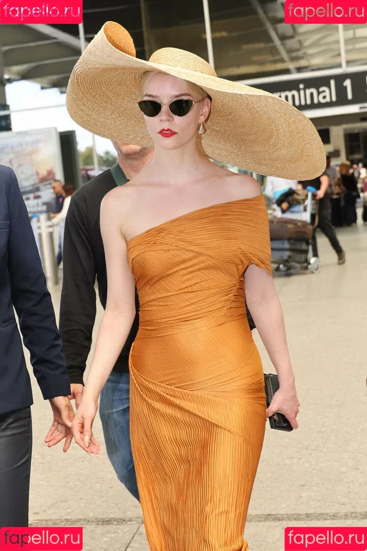 Anya Taylor-Joy / anyataylorjoy / owlicats Onlyfans Photo Gallery 
