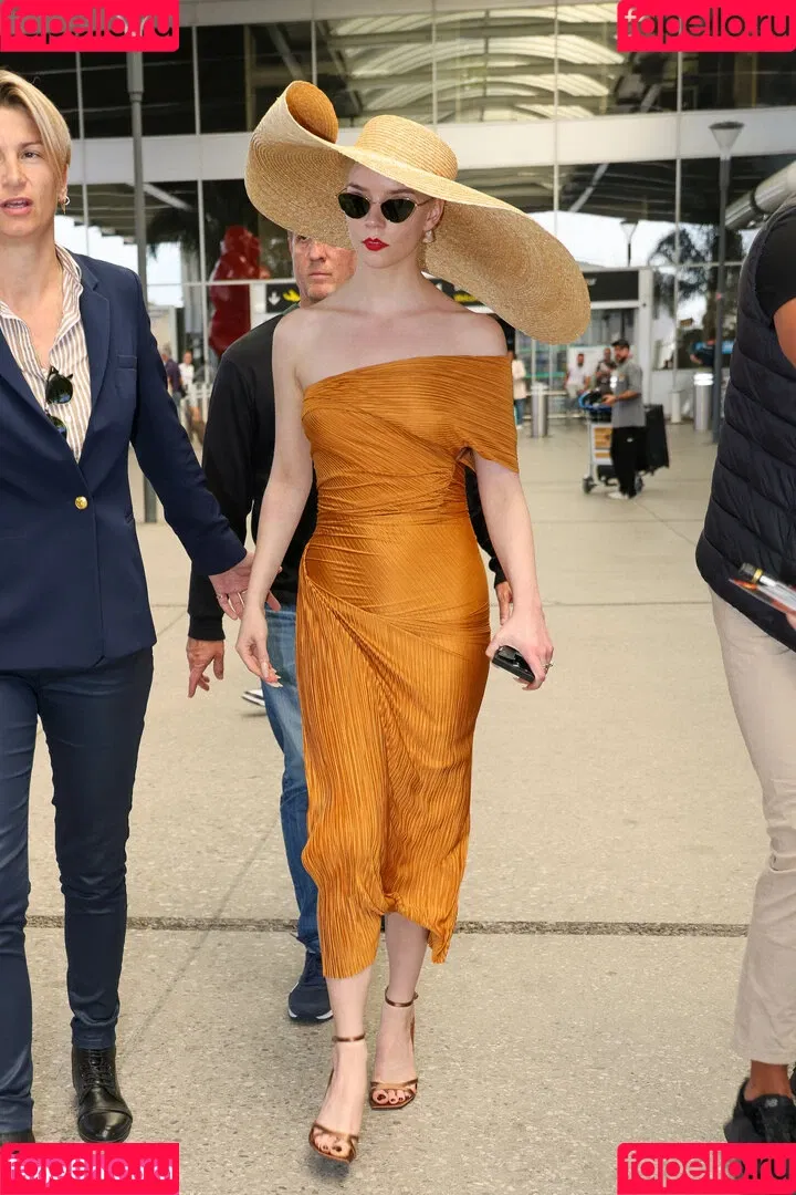 Anya Taylor-Joy / anyataylorjoy / owlicats Onlyfans Photo Gallery 