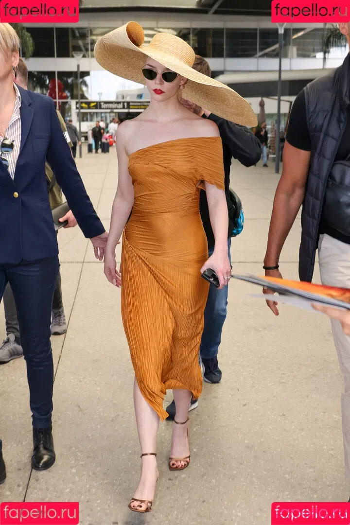 Anya Taylor-Joy / anyataylorjoy / owlicats Onlyfans Photo Gallery 