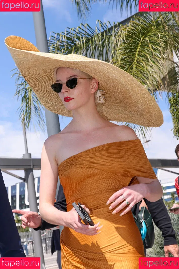 Anya Taylor-Joy / anyataylorjoy / owlicats Onlyfans Photo Gallery 
